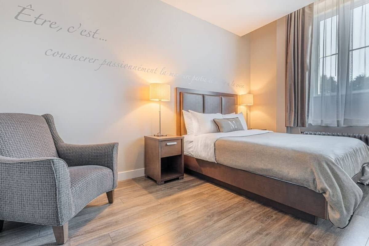 Chambre Oasis, 1 grand lit, baignoire à jets
