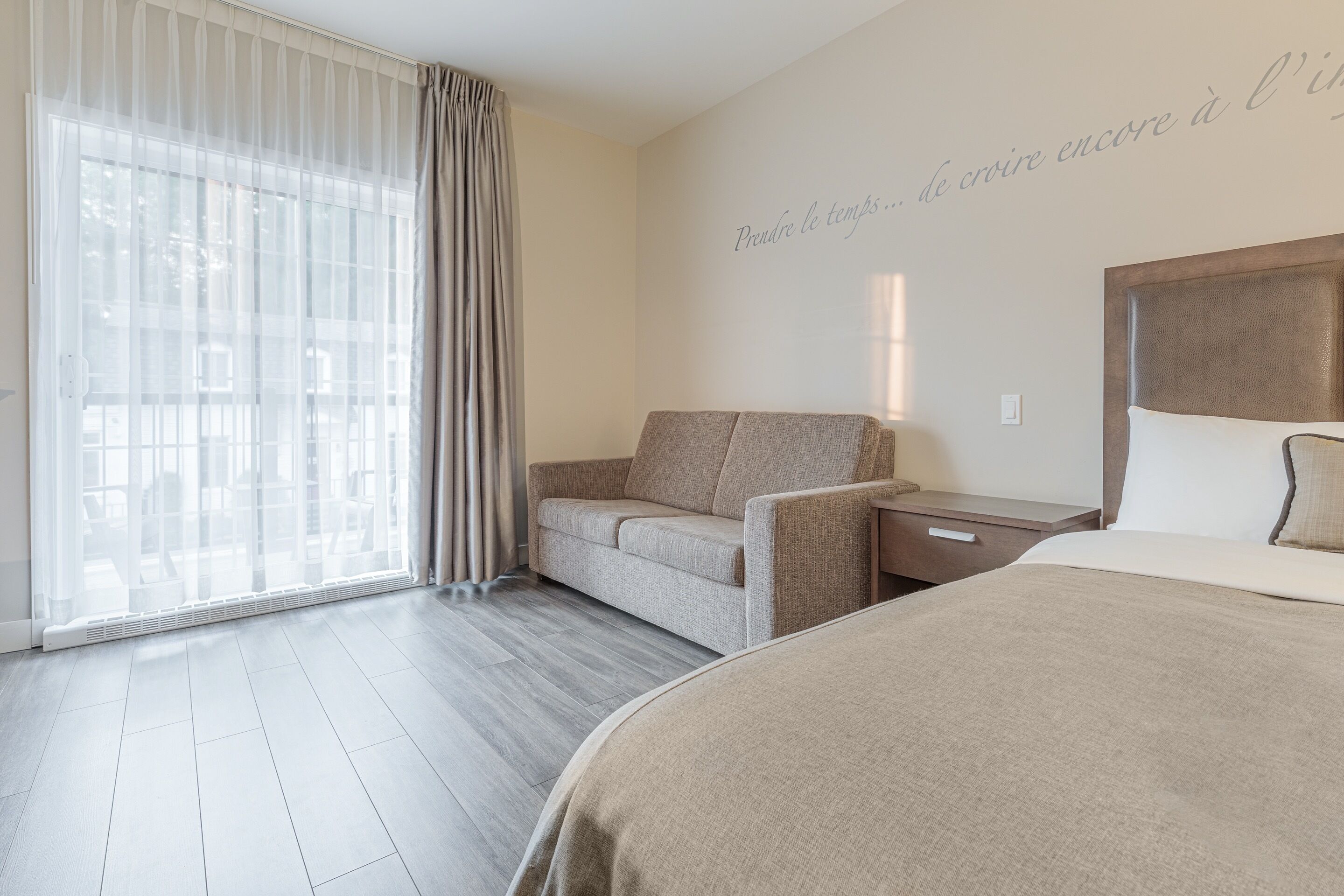 comfort room, 1 queen bed, jetted tub, garden view | premium bedding, desk, soundproofing, iron/ironing board