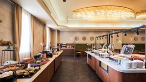 Un buffet proposant une variété de plats et agrémenté d’un lustre.