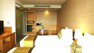 City Studio, Balcony, City View | Premium bedding