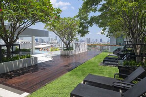 Outdoor pool, pool umbrellas - Mode Sathorn Hotel (Bangkok)