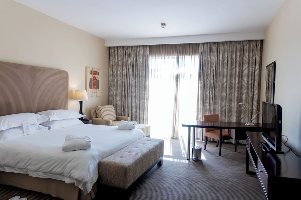 Egyptian cotton sheets, premium bedding, down comforters, minibar