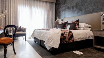 Ein modernes Schlafzimmer mit einem großen Bett, einem Schreibtisch und einem Stuhl.