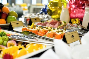 Se ofrece un desayuno completo todos los días (por un coste adicional)