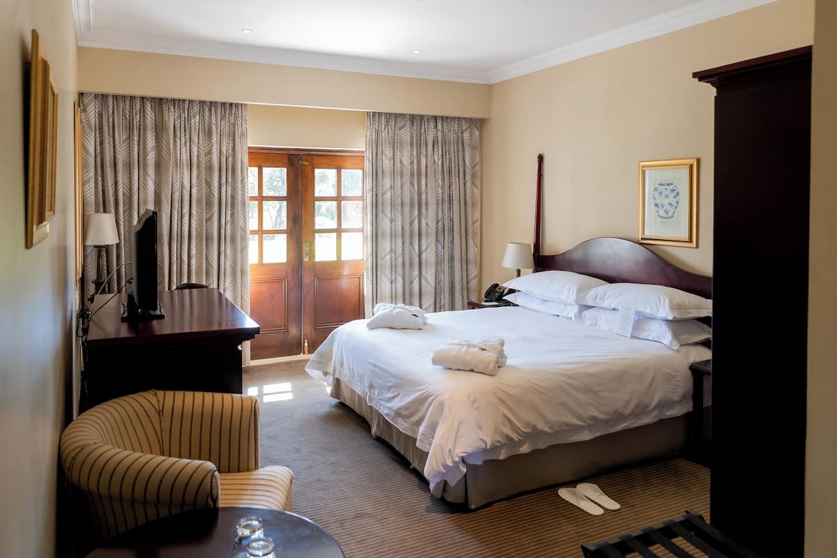 Egyptian cotton sheets, premium bedding, down comforters, minibar