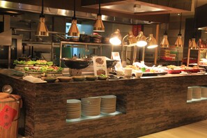 Daily buffet breakfast (CNY 158 per person)
