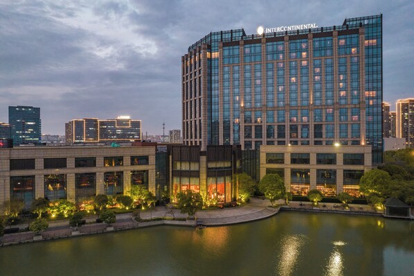 Ropa de cama de alta calidad, edredón, camas con pillow-top y minibar