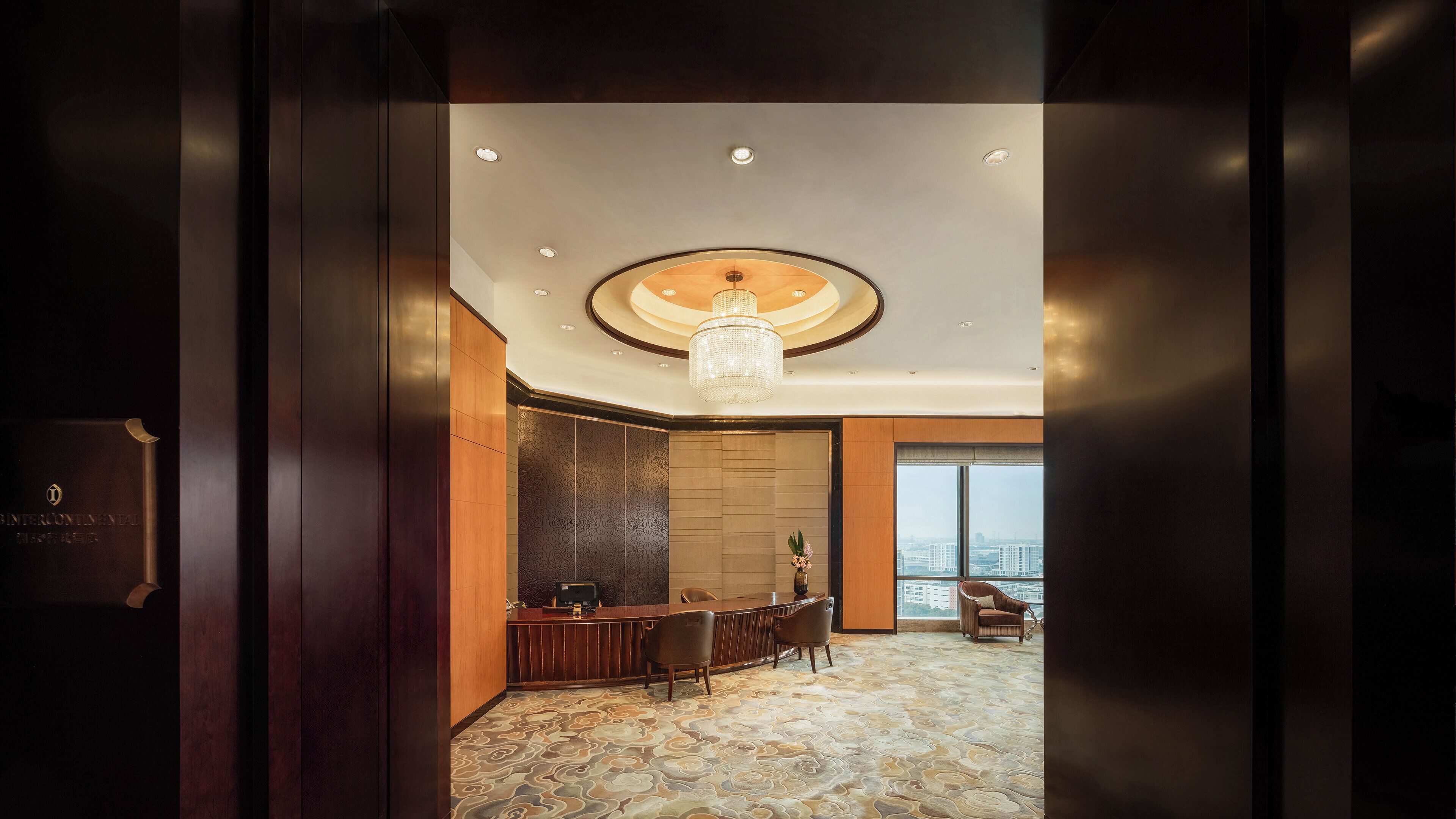 lobby lounge, pool views