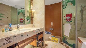 Ein Badezimmer mit Marmorwaschbecken, einer Duschkabine aus Glas und einer Toilette.