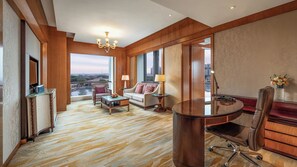 Suite, 1 soverom, utsikt mot innsjø (Dining Area) | Sengetøy av topp kvalitet, dundyner, senger med overmadrass og minibar