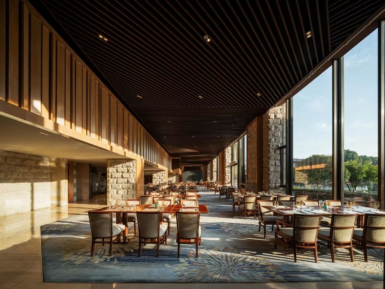 3 restaurants, breakfast, lunch, dinner served; chinese cuisine