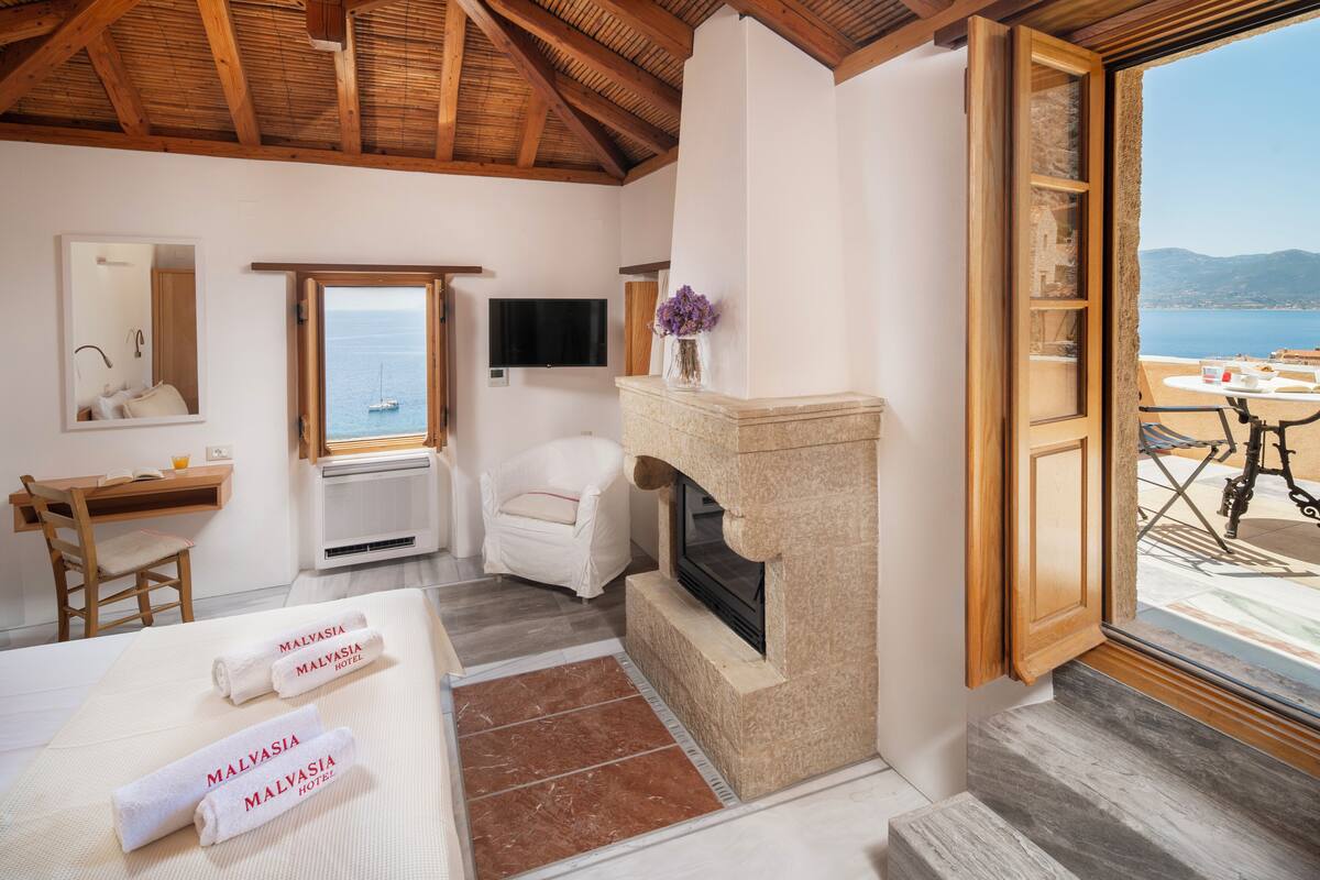 panoramic studio suite, balcony, sea view | desk, soundproofing, free wifi, bed sheets