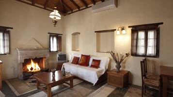 Family Suite, 1 Bedroom, Kitchenette, Sea View | Living area