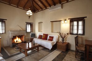 Family Suite, 1 Bedroom, Kitchenette, Sea View | Living area