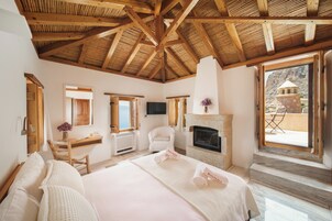 Escritorio, sistema de insonorización, wifi gratis y ropa de cama