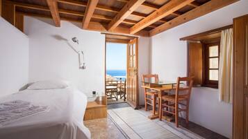 Chambre Triple Supérieure, vue mer | Bureau, chambres insonorisées, Wi-Fi gratuit, draps fournis