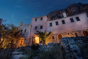 Façade de l’hébergement - soirée/nuit