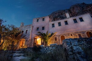 Fachada de la propiedad por la tarde o noche