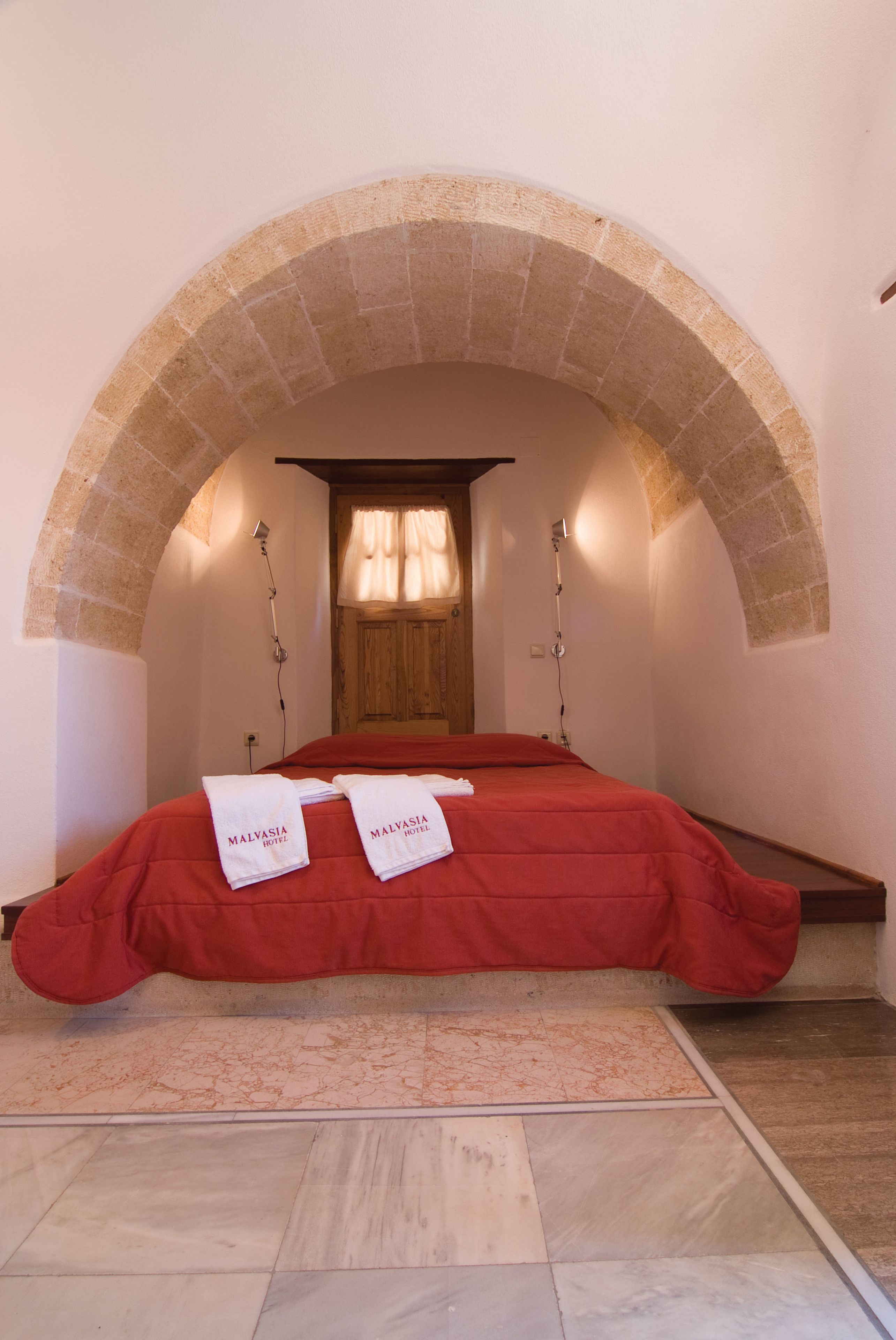 standard triple room | desk, soundproofing, free wifi, bed sheets