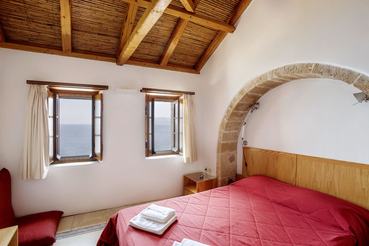 Chambre triple supĂŠrieure, vue sur la mer | Bureau, système dâinsonorisation, accès au Wi-Fi (inclus)