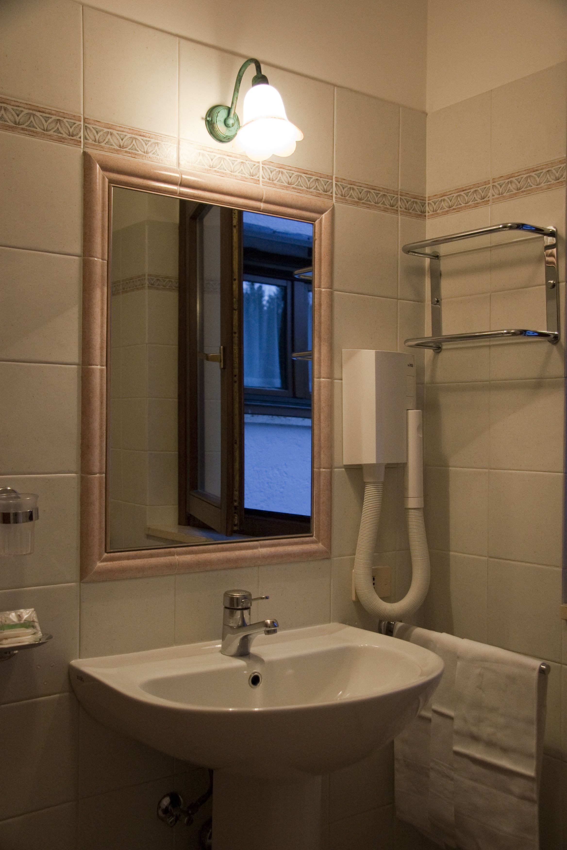 standard quadruple room | bathroom sink