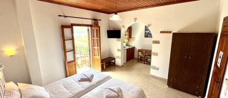 Studio – superior, sjøutsikt | Sengetøy av topp kvalitet, skrivebord og wi-fi (inkludert)