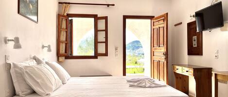 Superior studio, uitzicht op tuin | Luxe beddengoed, een bureau, gratis wifi