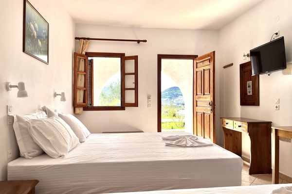Superior Studio, Garden View | Premium bedding, desk, WiFi (free)