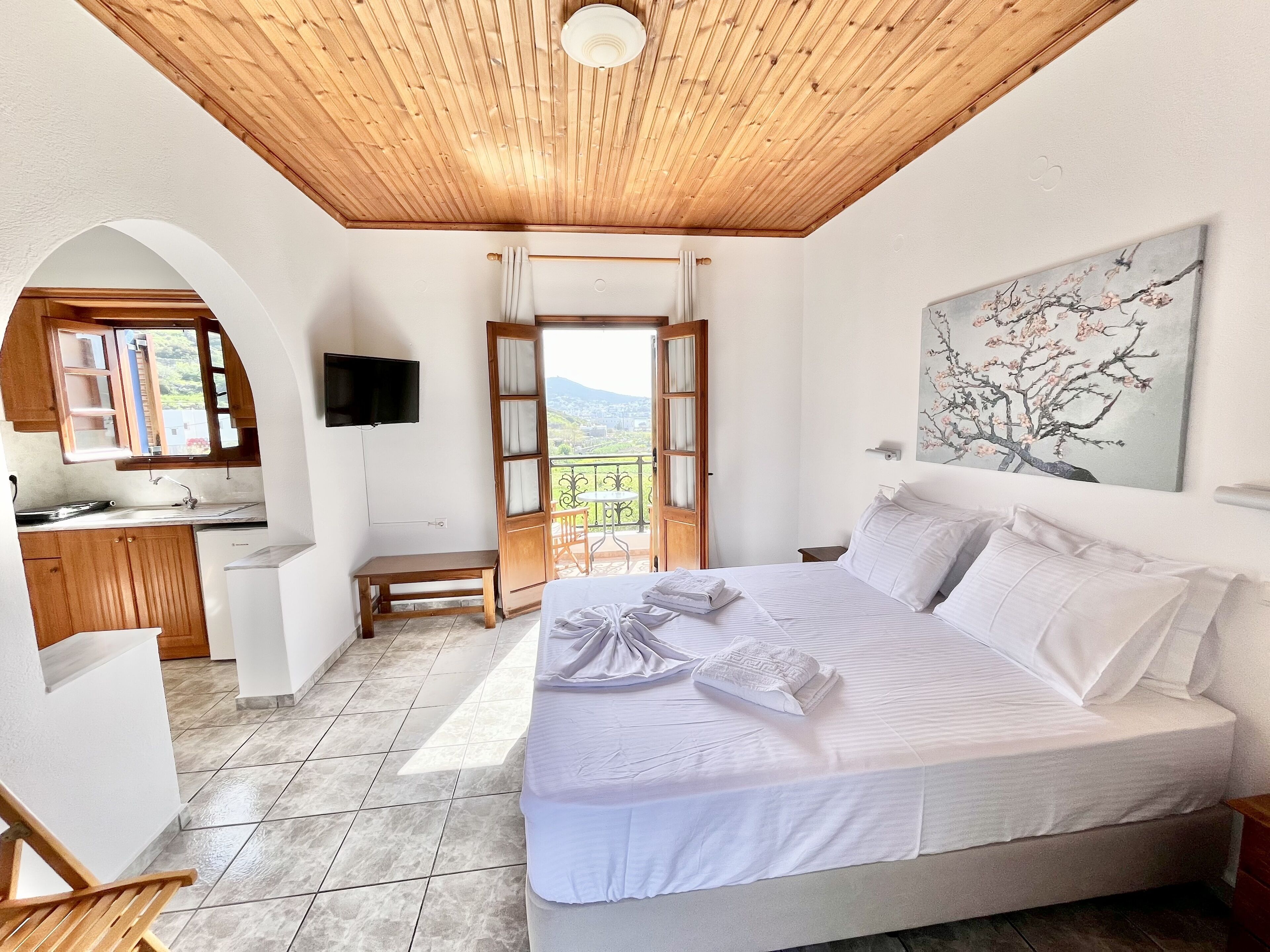 Ropa de cama de alta calidad, escritorio y wifi gratis 