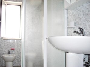 Habitación triple estándar, vistas al jardín | Baño