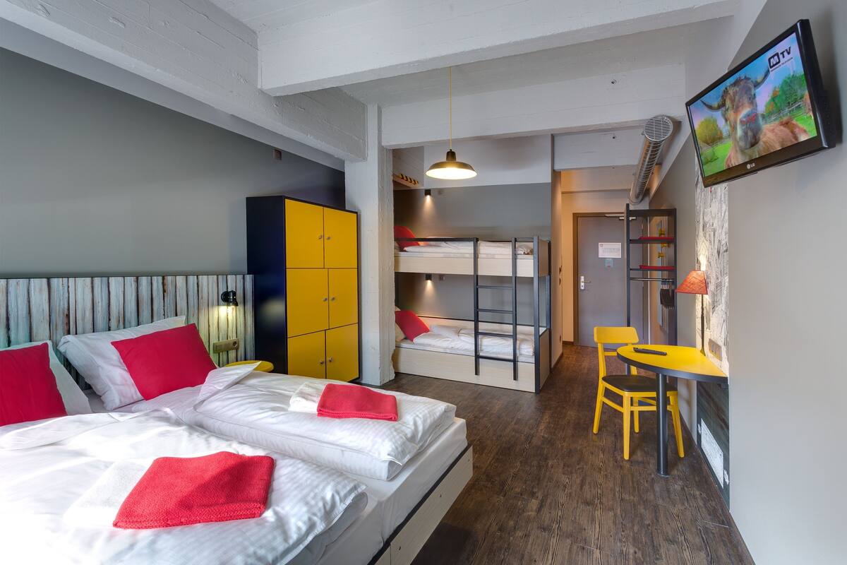 Vierbettzimmer | Zimmersafe, Schreibtisch, laptopgeeigneter Arbeitsplatz
