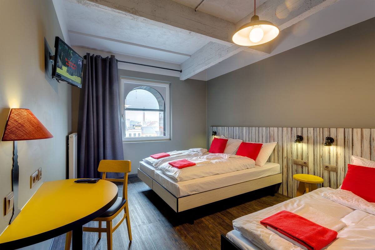 Dreibettzimmer | Zimmersafe, Schreibtisch, laptopgeeigneter Arbeitsplatz