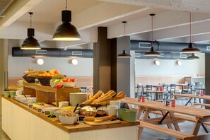 بوفيه فطور يوميًا بتكلفة قدرها (9.9 EUR للشخص)