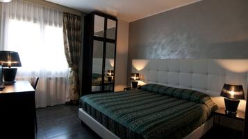 Literie de qualité supérieure, bureau, rideaux occultants