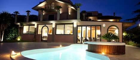 2 outdoor pools, pool umbrellas, pool loungers