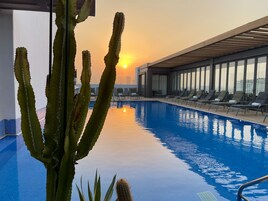 Una piscina al aire libre, tumbonas