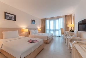 Deluxe Triple Room | Minibar, in-room safe, desk, soundproofing