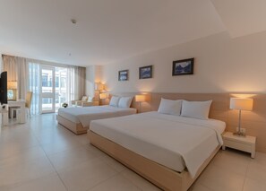 Family Room | Minibar, in-room safe, desk, soundproofing