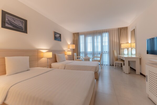 Deluxe Double Room | Minibar, in-room safe, desk, soundproofing