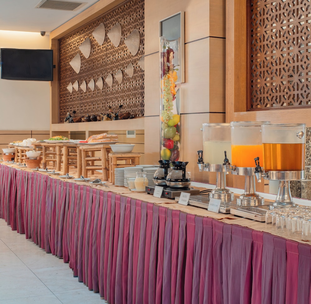 Nhi Phi Hotel by null