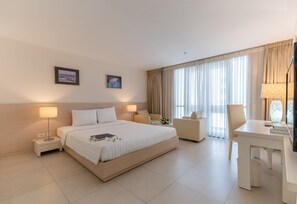 Deluxe Double Room | Minibaari, tallelokero huoneessa, työpöytä, äänieristys