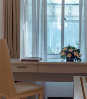 Superior Twin Room | Minibar, in-room safe, desk, soundproofing
