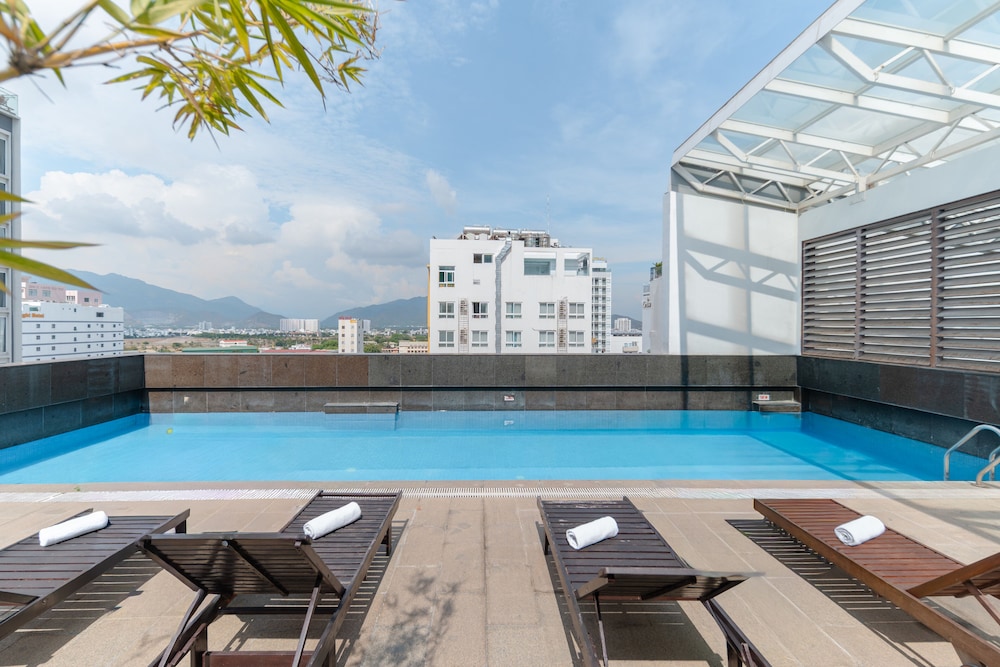 Nhi Phi Hotel by null