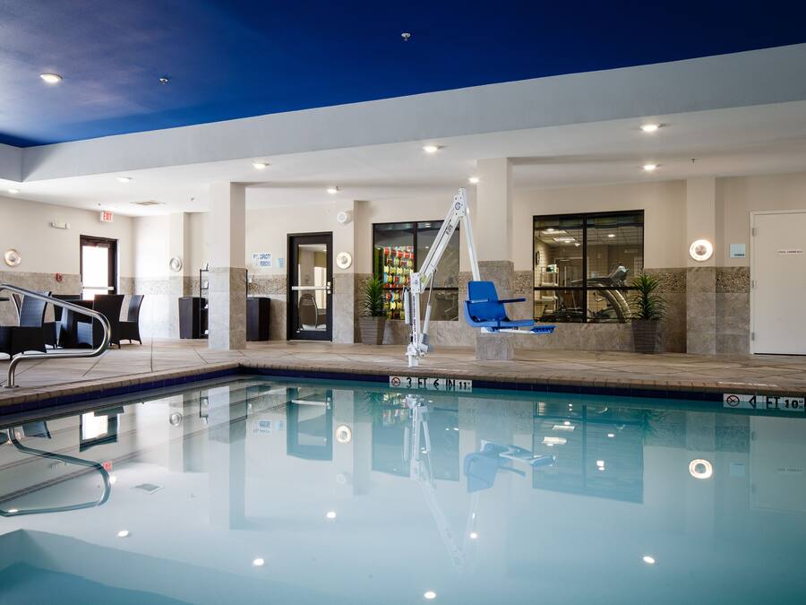 Kolam renang indoor, dengan kursi berjemur