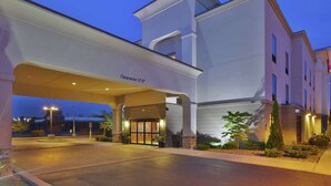 A hotel entrance with a clearway sign, well-lit entrance, and landscaped surroundings. - Hampton Inn Brockport, NY (Brockport)