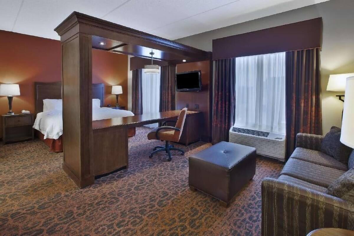 Premium bedding, in-room safe, desk, laptop workspace