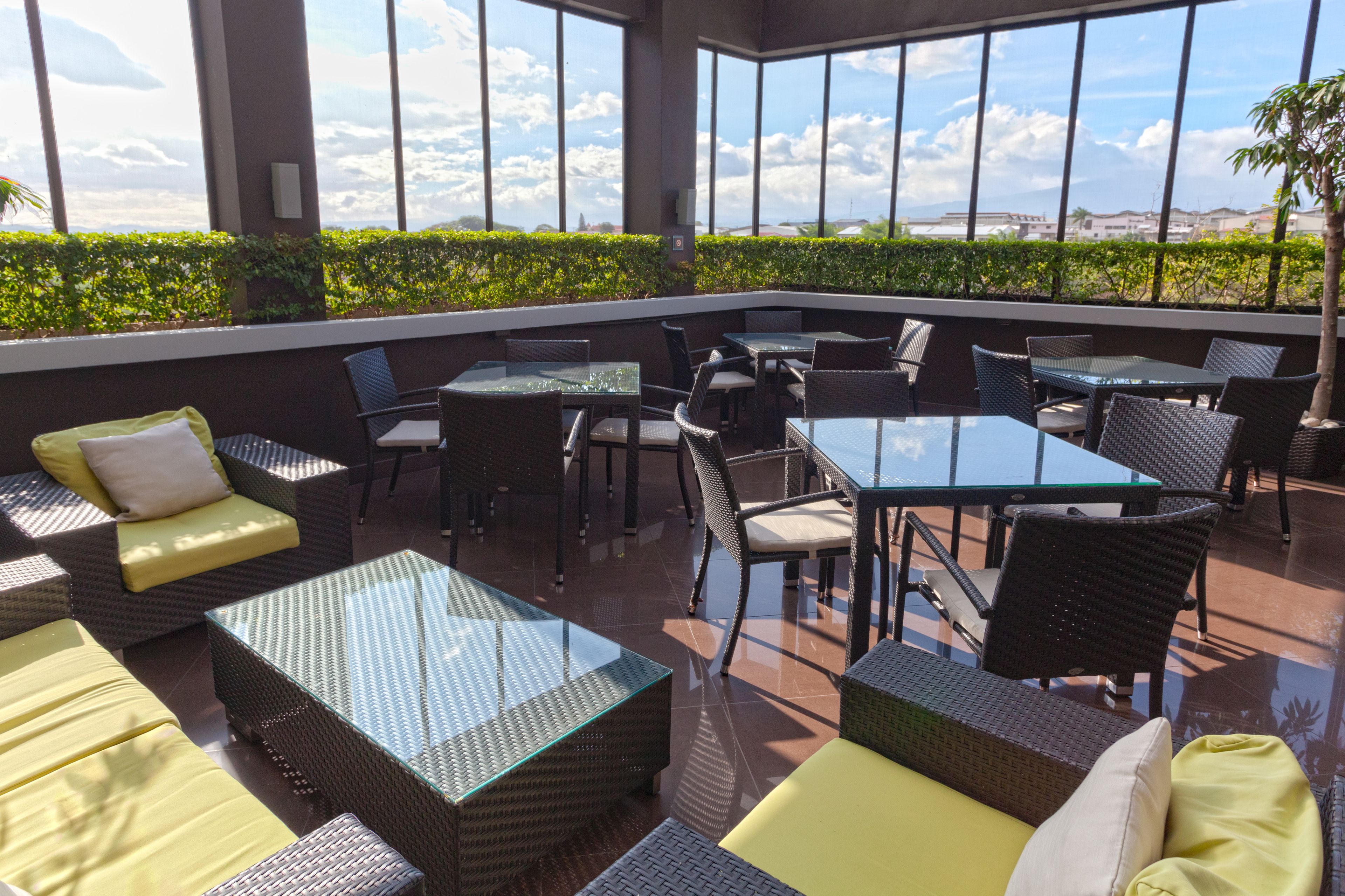 breakfast and lunch served, international cuisine