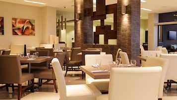 Breakfast and lunch served, international cuisine