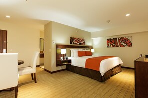 Premium bedding, pillow-top beds, minibar, in-room safe - Wyndham Garden San Jose Escazu (San Rafael)