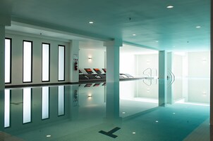 室内游泳池，08:00 至 22:00 开放，日光浴躺椅